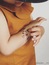 Load image into Gallery viewer, Ducky Street Tattoos - Flowers With Heart