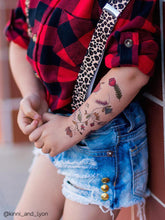 Load image into Gallery viewer, Ducky Street Tattoos - Flowers With Heart