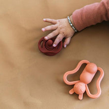 Load image into Gallery viewer, Doddle & Co, the chew - social butterfly