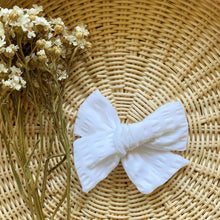 Load image into Gallery viewer, Petit &amp; Co. Medium Pinwheel Bow

