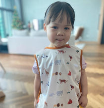 Load image into Gallery viewer, Storgē WearBib - Zoo
